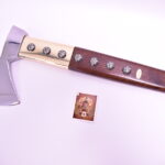 Bačovská valaška pastierska oceľová, zdobenie: kované ozdoby, oplechovanie, farba: hnedá + Kožené puzdro na čepeľ