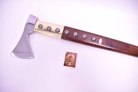 Bačovská valaška pastierska oceľová, zdobenie: kované ozdoby, oplechovanie, farba: hnedá + Kožené puzdro na čepeľ