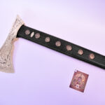 Meštianska valaška mosadzná, zdobenie: hĺbkový reliéf, kované ozdoby, farba: čierna