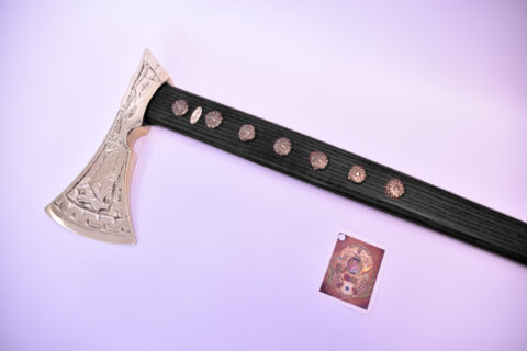 Meštianska valaška mosadzná, zdobenie: hĺbkový reliéf, kované ozdoby, farba: čierna