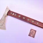 Meštianska valaška mosadzná, zdobenie: hĺbkový reliéf, kované ozdoby, farba: hnedá