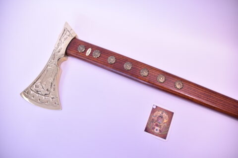 Meštianska valaška mosadzná, zdobenie: hĺbkový reliéf, kované ozdoby, farba: hnedá