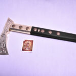 Starostovská valaška mosadzná, zdobenie: hĺbkový reliéf, kované ozdoby, oplechovanie, farba: čierna