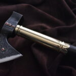 Jánošíkova valaška oceľová, zdobenie: hĺbkový reliéf, syntetické rubíny, mosadzné zdobenia, kožená rúčka, farba: čierna + Kožené puzdro na čepeľ