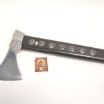 Zbojnícka valaška pastierska oceľová, zdobenie: kované ozdoby, farba: čierna + Kožené puzdro na čepeľ