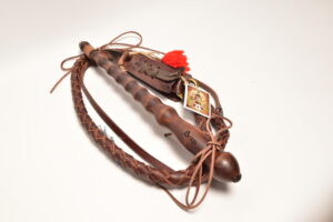 Bič honelnícky malý, dĺžka: 1,9-2,1m, farba: hnedá, rúčka: drevená – Obrázok 3