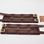 Dvojprackový zápästník, zdobenie: ražba, mosadzné ozdoby, farba: hnedá