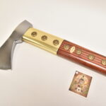 Bačovská valaška útočná oceľová, zdobenie: kované ozdoby, oplechovanie, farba: hnedá + Kožené puzdro na čepeľ