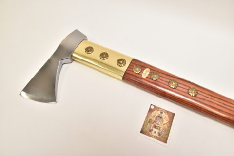 Bačovská valaška útočná oceľová, zdobenie: kované ozdoby, oplechovanie, farba: hnedá + Kožené puzdro na čepeľ