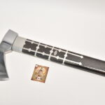 Kapitánska valaška útočná oceľová, zdobenie: vylievaná rúčka cín+striebro, farba: čierna + Kožené puzdro na čepeľ