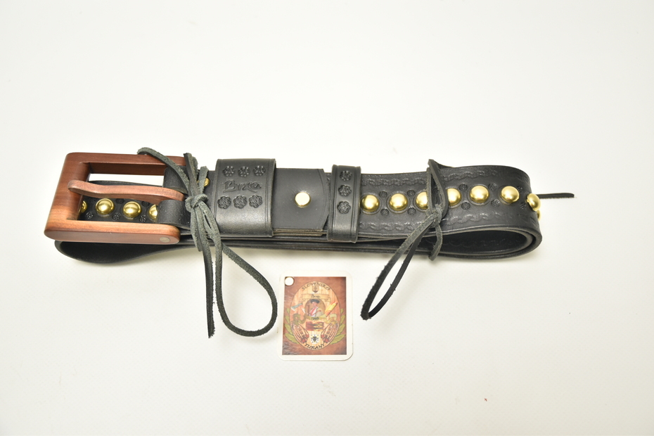 Opasok-exkluziv-uvod Opasok exkluzív s drevenou prackou, obvod pásu: 75-115cm, zdobenie: hĺbková ražba + kov. ozdoby, farba: čierna – Obrázok 1