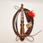 Bič honelnícky malý, dĺžka: 1,9-2,1m, farba: hnedá, rúčka: drevená, zdobená cín+striebro