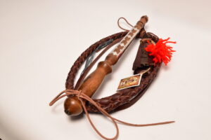 Bič honelnícky malý, dĺžka: 1,9-2,1m, farba: hnedá, rúčka: drevená, zdobená cín+striebro – Obrázok 3