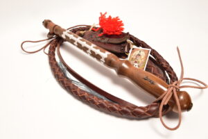 Bič honelnícky malý, dĺžka: 1,9-2,1m, farba: hnedá, rúčka: drevená, zdobená cín+striebro – Obrázok 2